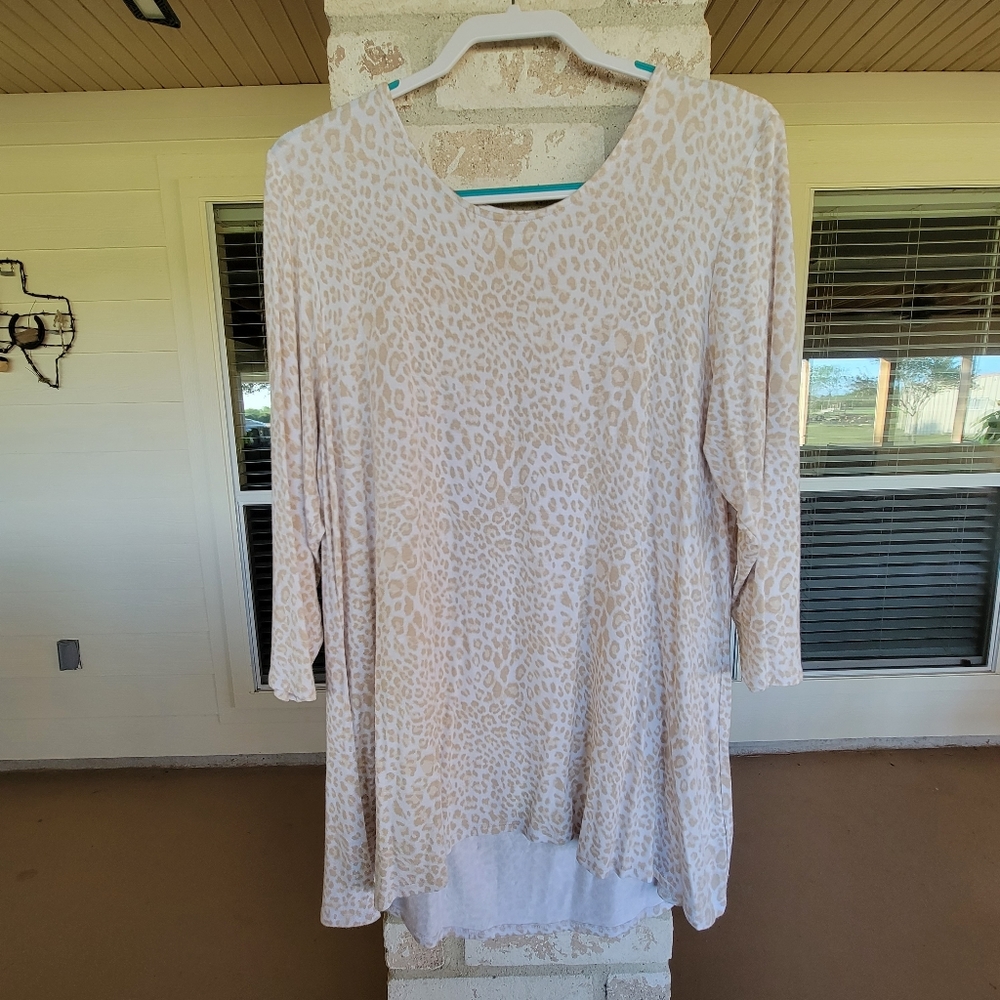 INTRO Women's Top Size XL Animal Print with Long Sleeves Hi-Low